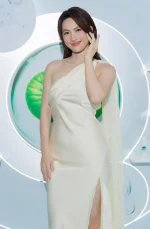 Đầm Dạ Hội Kisserine Lụa Kem Cổ Lệch Xẻ Tà Sang Trọng