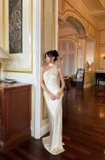 Đầm Dạ Hội Kisserine Lụa Kem Cổ Lệch Xẻ Tà Sang Trọng - Ảnh 6