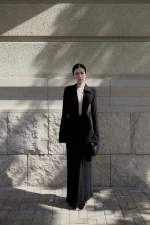 Đầm dạ hội đen cổ V sâu Lespoir