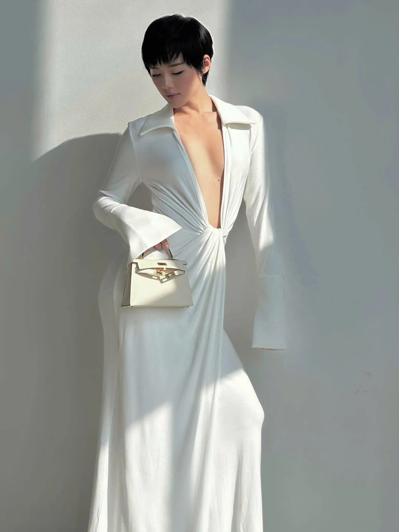 Đầm Dạ Hội Lespoir Trắng Tinh Khôi Cổ V Sâu Quyến Rũ Dáng Ôm Thanh Lịch