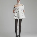 Ononmm Size FREESIZE - Đầm ngắn trắng chấm bi đen lệch vai