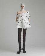 Ononmm Size FREESIZE - Đầm ngắn trắng chấm bi đen lệch vai