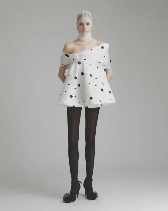 Ononmm Size FREESIZE - Đầm ngắn trắng chấm bi đen lệch vai