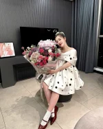 Ononmm Size FREESIZE - Đầm ngắn trắng chấm bi đen lệch vai