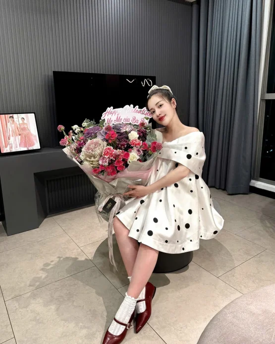 Ononmm Size FREESIZE - Đầm ngắn trắng chấm bi đen lệch vai