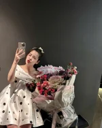 Ononmm Size FREESIZE - Đầm ngắn trắng chấm bi đen lệch vai