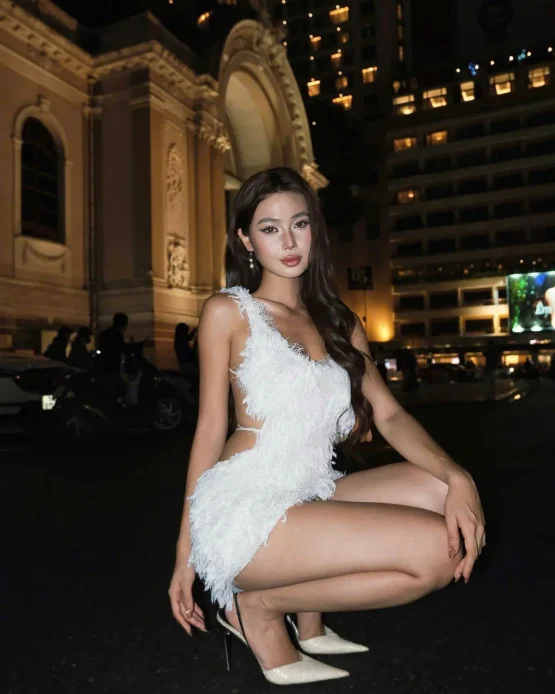 Sensore Size M - Đầm dự tiệc lông vũ trắng hở lưng