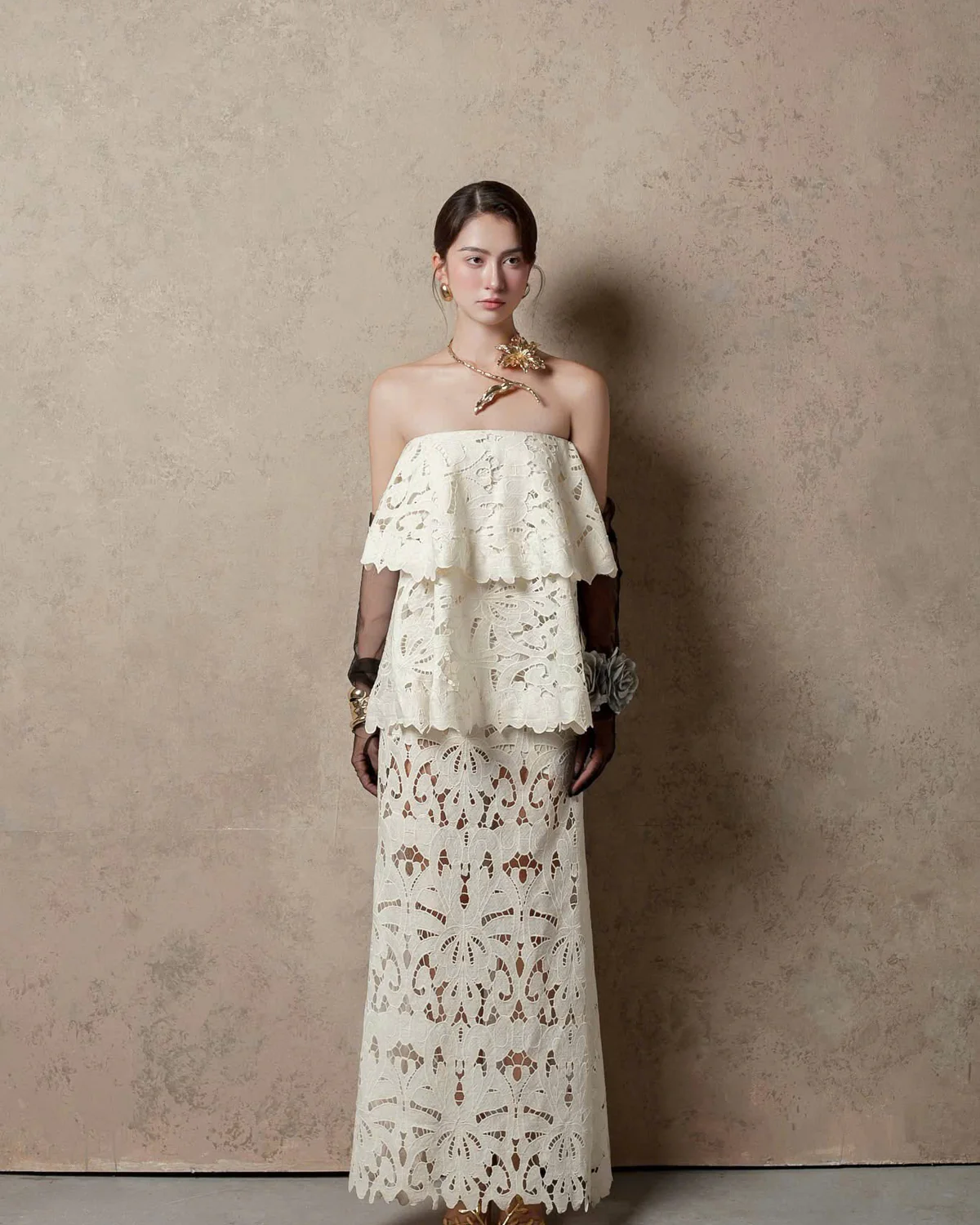 z7417002387073_0e62f943a1deb3b05a77a789501f526d.jpg Beloved Size L - Đầm ren trắng dáng dài dự tiệc sang trọng