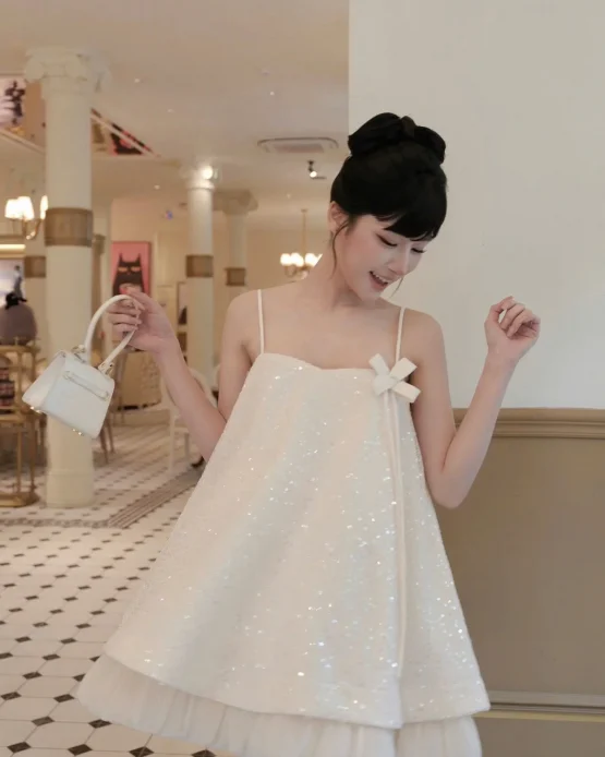 Lagom Size FREESIZE - Đầm ngắn trắng đính sequin nơ