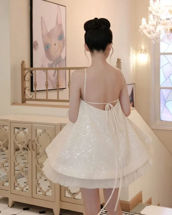Lagom Size FREESIZE - Đầm ngắn trắng đính sequin nơ