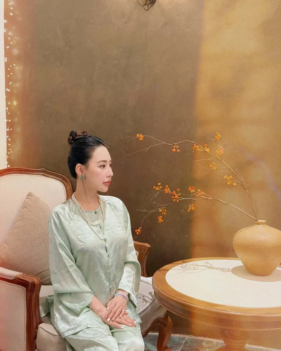 No brand Size M - Áo dài lụa xanh họa tiết nhã nhặn