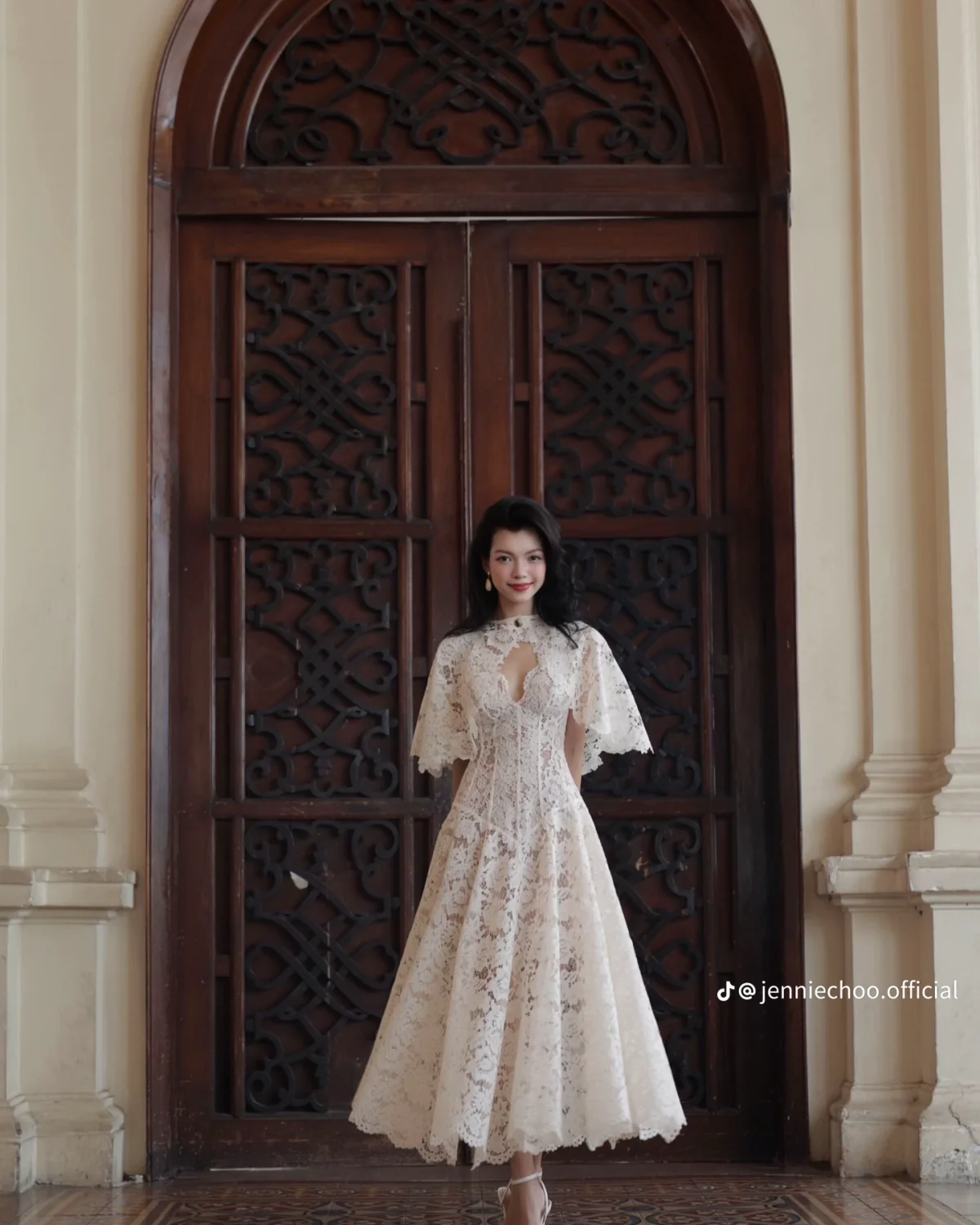 temp_image_C1CF2A00-7804-4B07-A566-0D1ED1301982.WEBP Jennie Choo Size L - Đầm ren trắng cổ yếm tay phồng