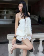 ]Đầm ngắn trắng trễ vai bồng bềnh