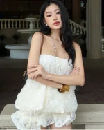 ]Đầm ngắn trắng trễ vai bồng bềnh