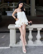 ]Đầm ngắn trắng trễ vai bồng bềnh