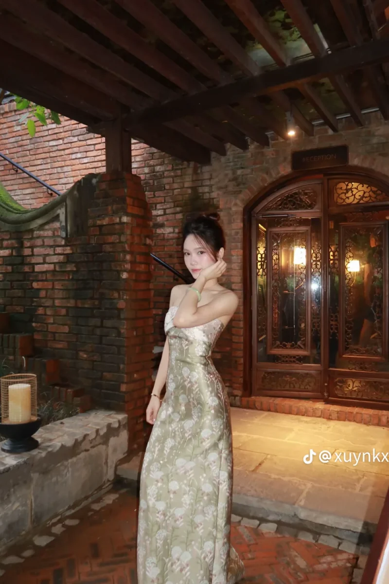 Afrodille Size M - Áo dài cách tân lụa hoa nhã nhặn