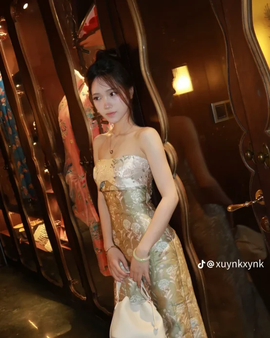 Afrodille Size M - Áo dài cách tân lụa hoa nhã nhặn