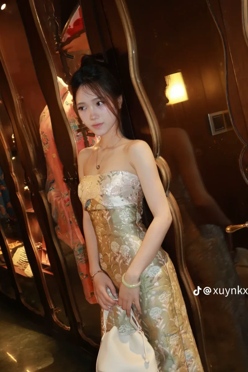 Afrodille Size M - Áo dài cách tân lụa hoa nhã nhặn